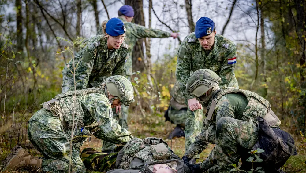 La Reina Máxima participa en las pruebas militares