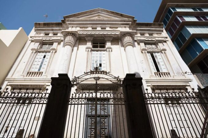 La luz de la masonería se enciende de nuevo en España con la reapertura del único templo masónico del país La luz de la masonería se enciende de nuevo en España con la reapertura del único templo masónico del país