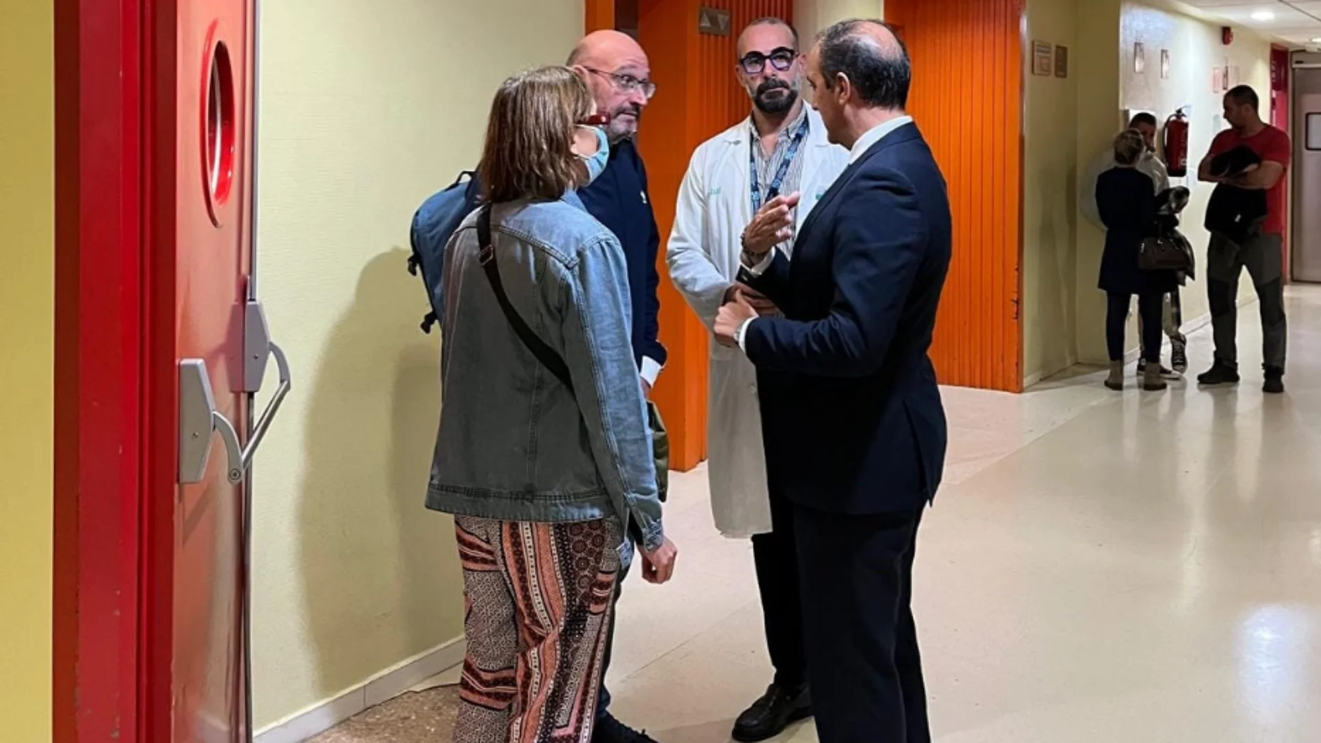 Familiares de Pedro Daniel Bernad en el Hospital Clínico Universitario de Zaragoza