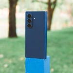 La parte trasera del Samsung Galaxy Z Fold7 en color azul