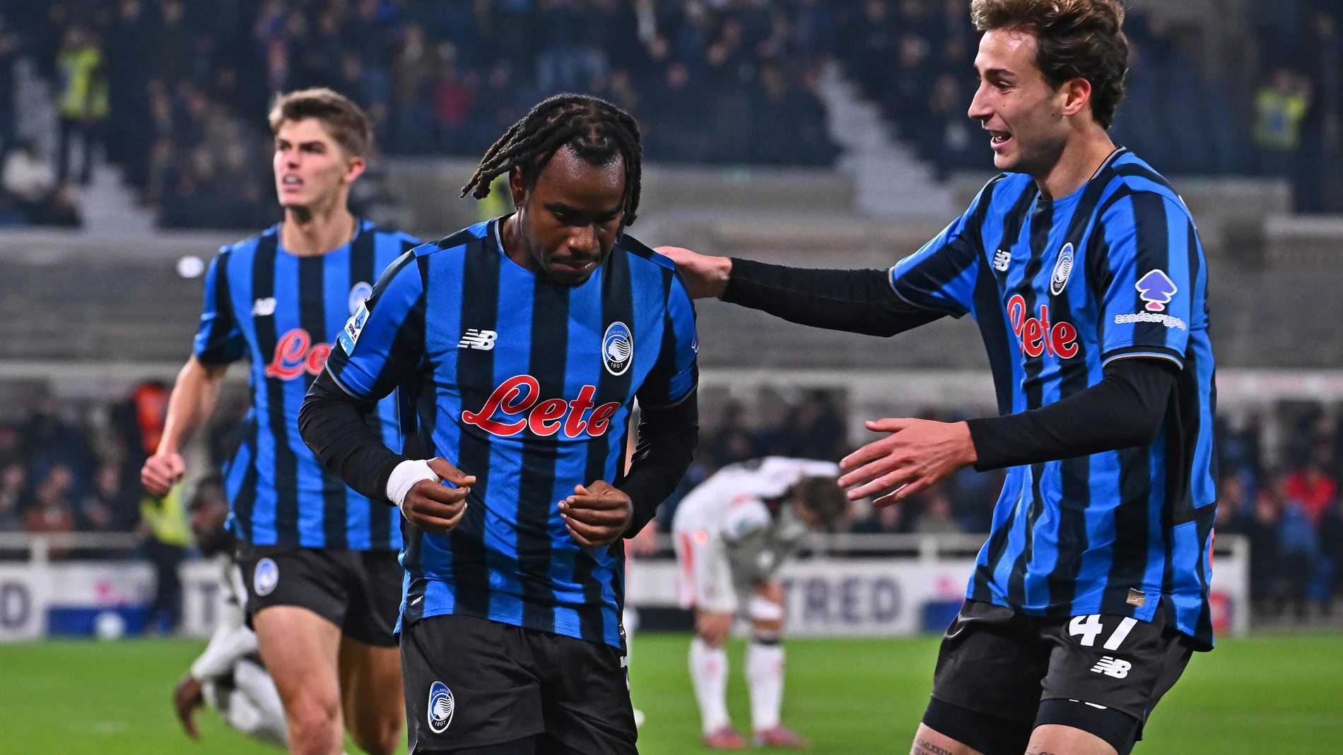 BERGAMO (Italy), 28/10/2025.- Atalanta's Ademola Lookman (C) celebrates with his teammates after scoring the 1-1 goal during the Italian Serie A soccer match between Atalanta BC and AC Milan, in Bergamo, Italy, 28 october 2025. (Italia) EFE/EPA/MICHELE MARAVIGLIA