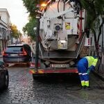 Un operario de Aquajerez en las tareas de limpieza de alcantarillas e imbornales