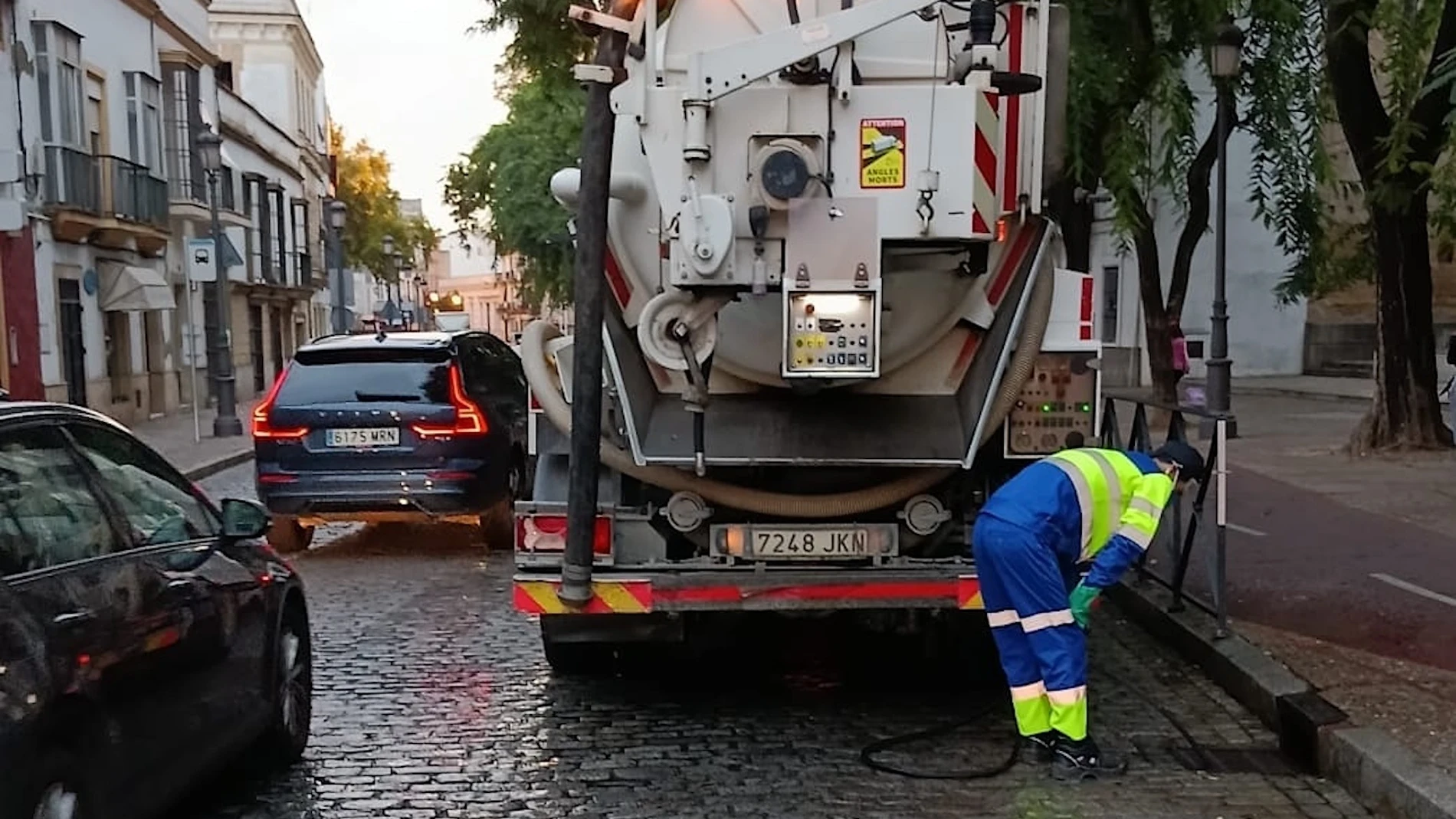 Un operario de Aquajerez en las tareas de limpieza de alcantarillas e imbornales ante la previsión de lluvias.REMITIDA / HANDOUT por AYUNTAMIENTO DE JEREZFotografía remitida a medios de comunicación exclusivamente para ilustrar la noticia a la que hace referencia la imagen, y citando la procedencia de la imagen en la firma28/10/2025