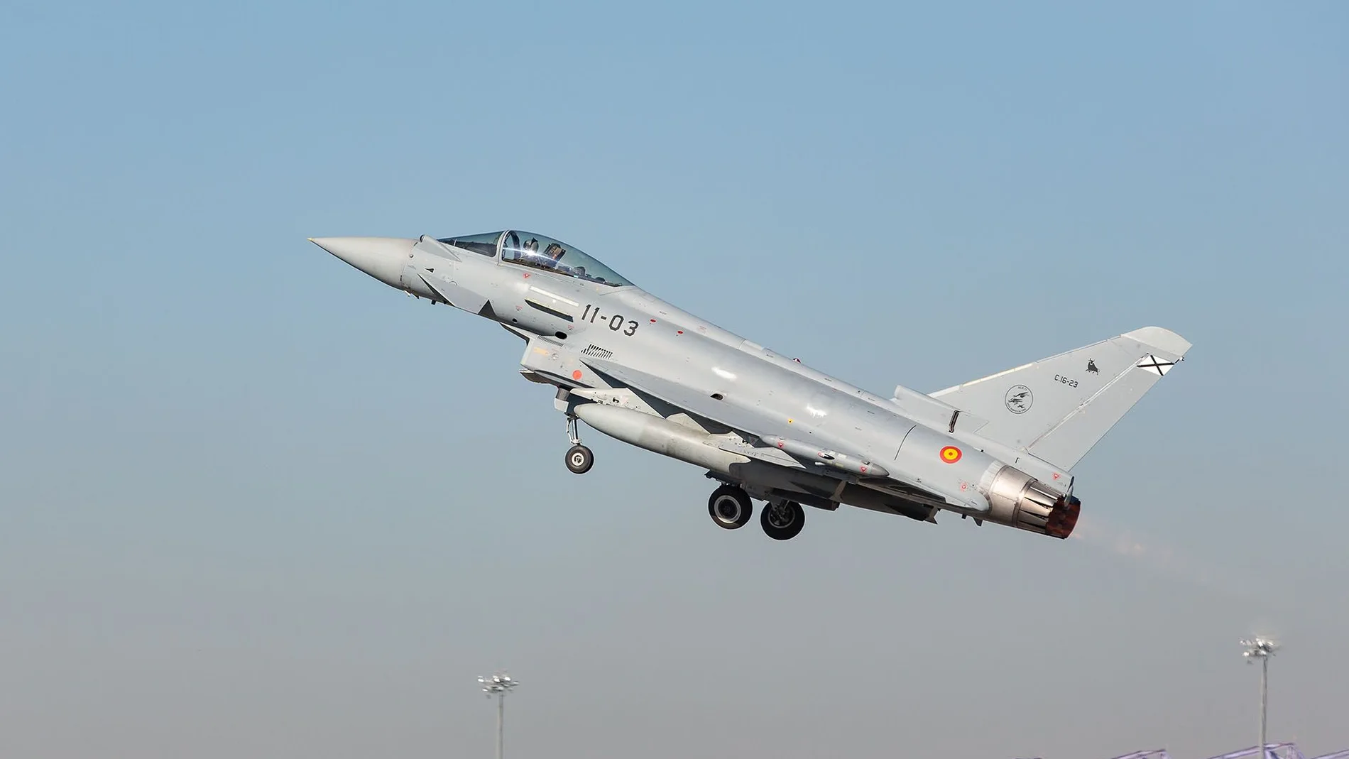 Avión de combate despegando