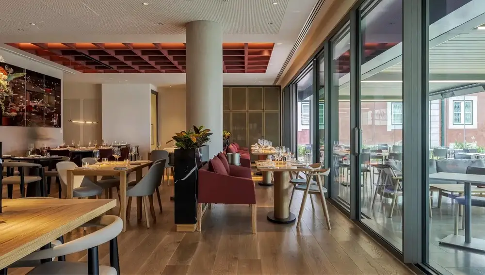 Fotografía del restaurante y la terraza contigua