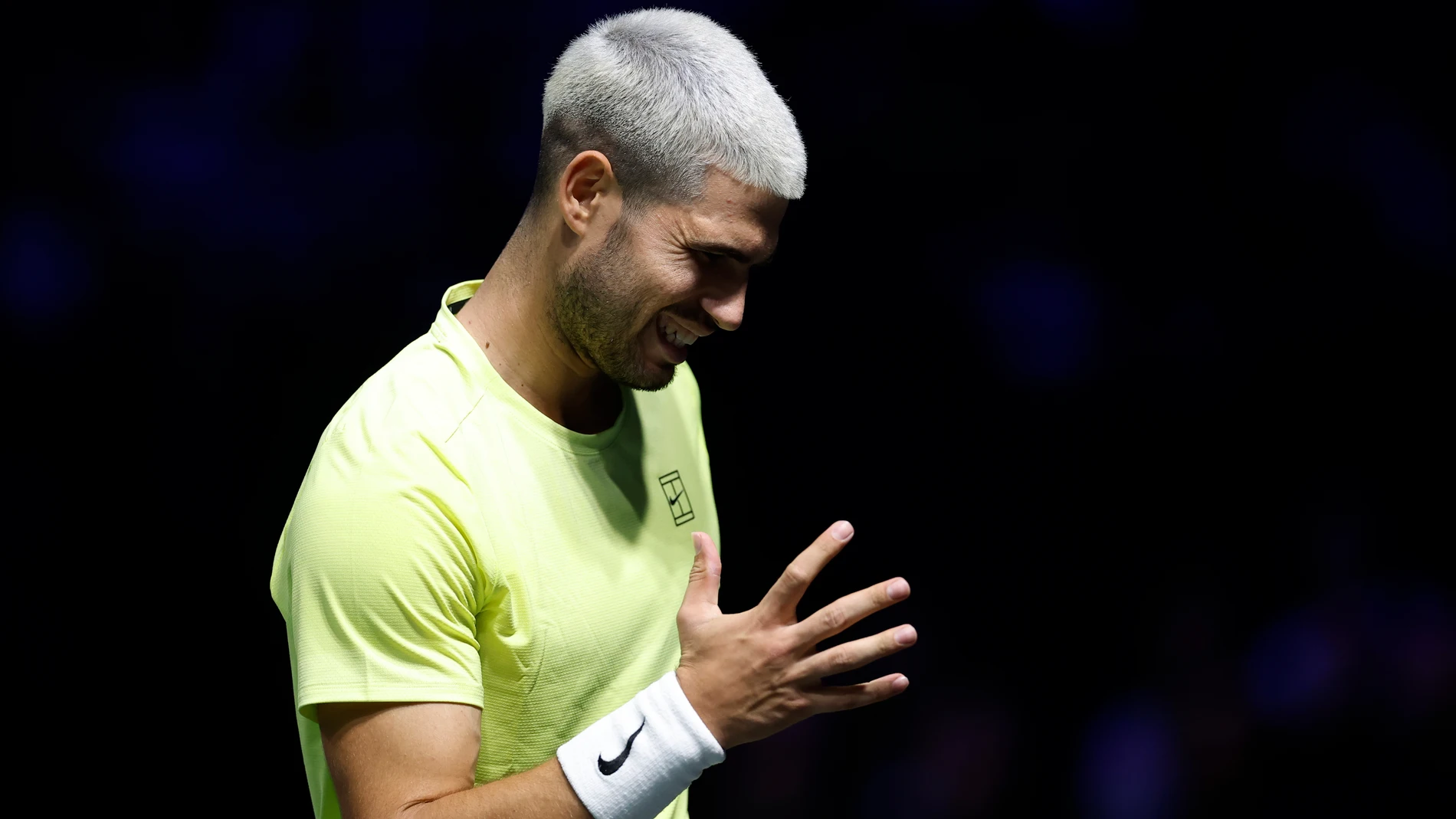 Nanterre (France), 28/10/2025.- Carlos Alcaraz of Spain gestures during his second round match against Cameron Norrie of Great Britain at the ATP Paris Masters tennis tournament in Nanterre, outside Paris, France, 28 October 2025. (Tenis, Francia, Gran Bretaña, España, Reino Unido) EFE/EPA/YOAN VALAT