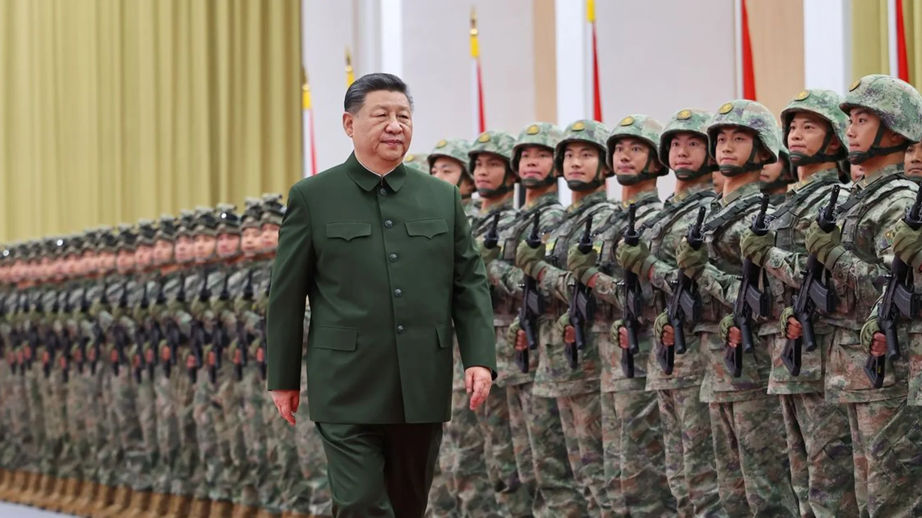 Presidente de China pasando revista a una fila de soldados con uniforme de camuflaje y fusiles