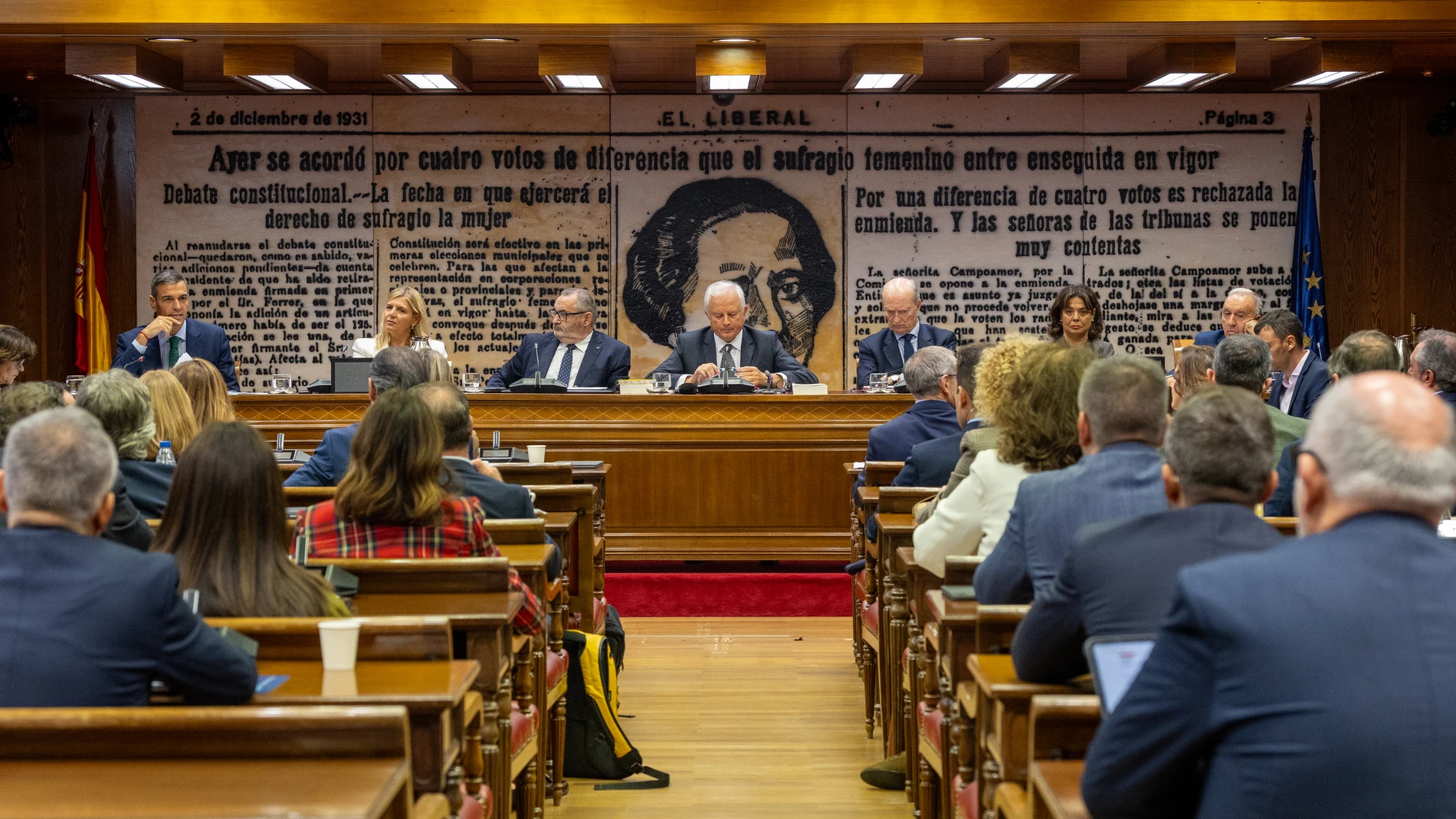 El presidente del Gobierno, Pedro Sánchez (i), comparece en la Comisión de Investigación sobre el 'caso Koldo', en el Senado, a 30 de octubre de 2025, en Madrid (España). Sánchez, comparece ante la comisión de investigación sobre los contratos, licencias, concesiones y ayudas del Ejecutivo y del sector público vinculadas con la intermediación de Koldo García Izaguirre, exasesor del exministro José Luis Ábalos, y con las demás personas implicadas en la trama investigada en la Operación Delorme...