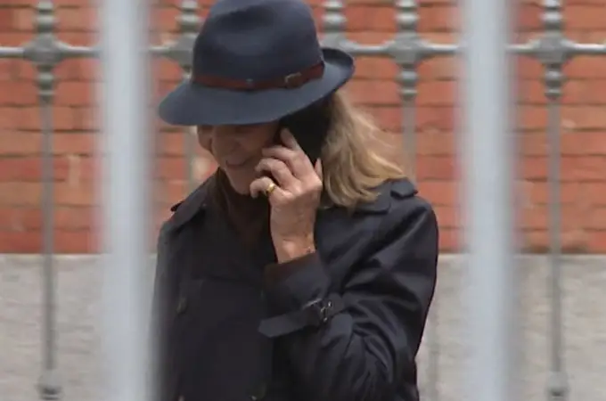 La Infanta Elena vuelve a su uniforme favorito para empezar noviembre: gorro y gabardina, su binomio infalible La Infanta Elena vuelve a su uniforme favorito para empezar noviembre: gorro y gabardina, su binomio infalible