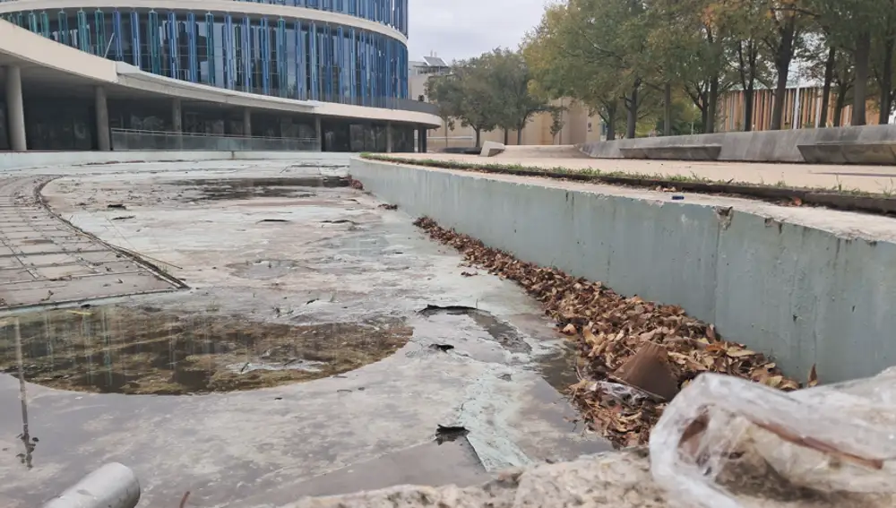Lago artificial abandonado