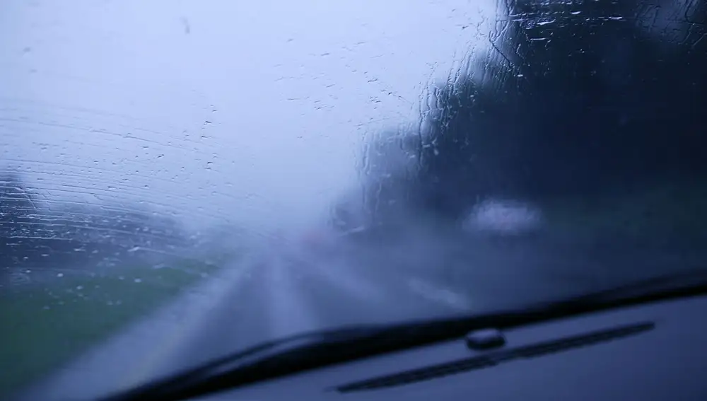 Truco definitivo para desempañar los cristales del coche