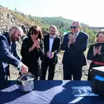 Acto de colocación de la primera piedra, este jueves en Carratraca (Málaga)