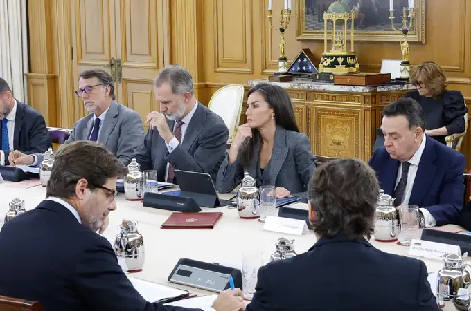 La Reina Letizia confirma que el traje gris con chaleco será el uniforme más elegante de noviembre para ir a la oficina La Reina Letizia confirma que el traje gris con chaleco será el uniforme más elegante de noviembre para ir a la oficina