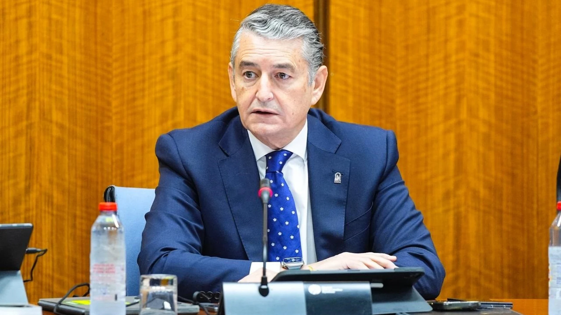 El consejero de Sanidad, Presidencia y Emergencias, Antonio Sanz, en la comisión parlamentaria del 30 de octubre de 2025. REMITIDA / HANDOUT por JOAQUIN CORCHERO / PARLAMENTO DE ANDALUCIA Fotografía remitida a medios de comunicación exclusivamente para ilustrar la noticia a la que hace referencia la imagen, y citando la procedencia de la imagen en la firma 30/10/2025