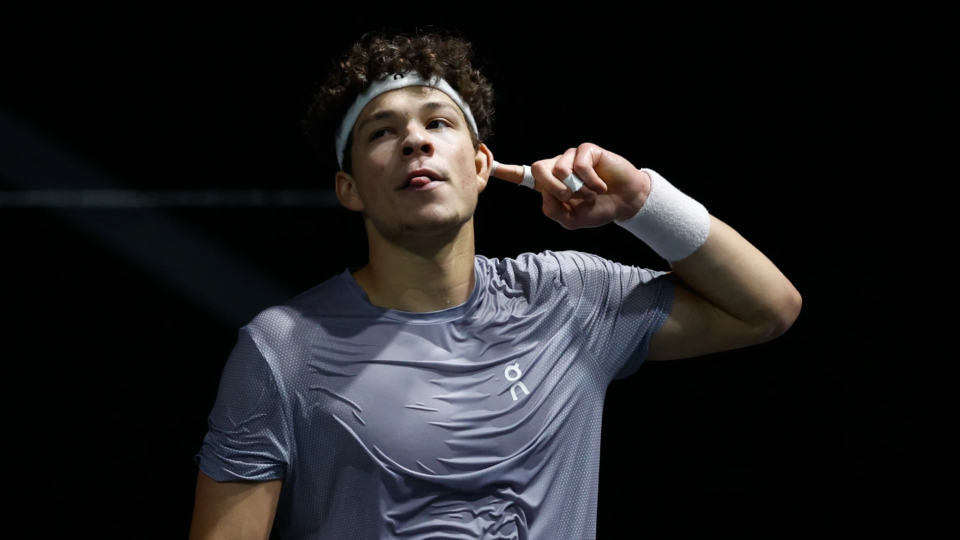 NANTERRE (France), 30/10/2025.- Ben Shelton of USA celebrates winning a point during his third-round match against Andrey Rublev of Russia at the ATP Paris Masters tennis tournament in Nanterre, outside Paris, France, 30 October 2025. (Tenis, Francia, Rusia) EFE/EPA/Mohammed Badra