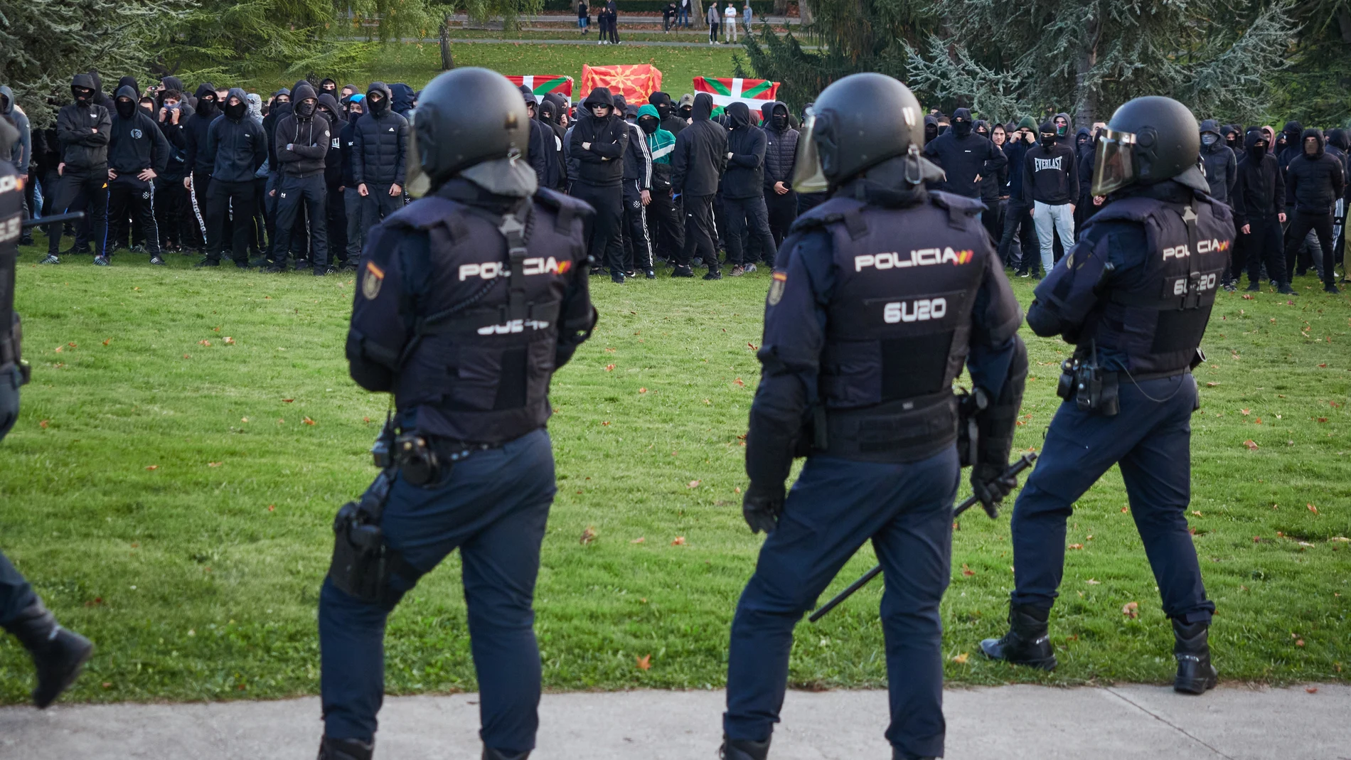 Agentes de las Unidades de Intervención Policial (UIP) intervienen durante los incidentes ocasionados por el acto que había convocado Vito Quiles en la Universidad de Navarra, a 30 de octubre de 2025, en Pamplona, Navarra (España). El activista Vito Quiles había ha anunciado la suspensión del acto, dentro de su tour 'España combativa', que tenía previsto celebrar este jueves por la tarde en el exterior de la Facultad de Comunicación después de que la Policía Nacional le haya advertido de “la ...