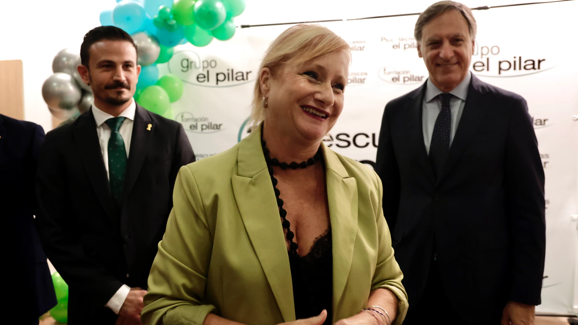 La consejera de Industria, Comercio y Empleo, Leticia García, inaugura la gala por el 45 Aniversario Autoescuelas El Pilar, junto a Carlos García Carbayo