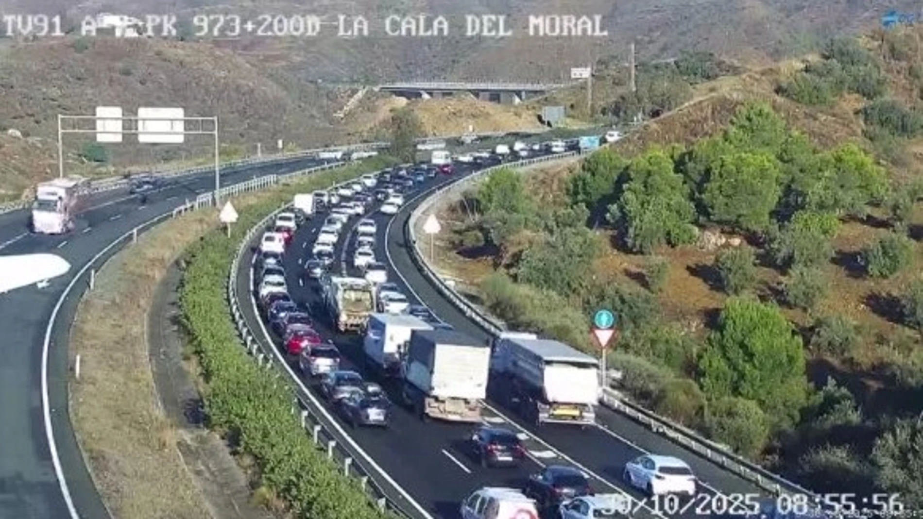 Retenciones de unos 13 kilómetros en la A-7 por la avería de un camión REMITIDA / HANDOUT por TRÁFICO Fotografía remitida a medios de comunicación exclusivamente para ilustrar la noticia a la que hace referencia la imagen, y citando la procedencia de la imagen en la firma 30/10/2025