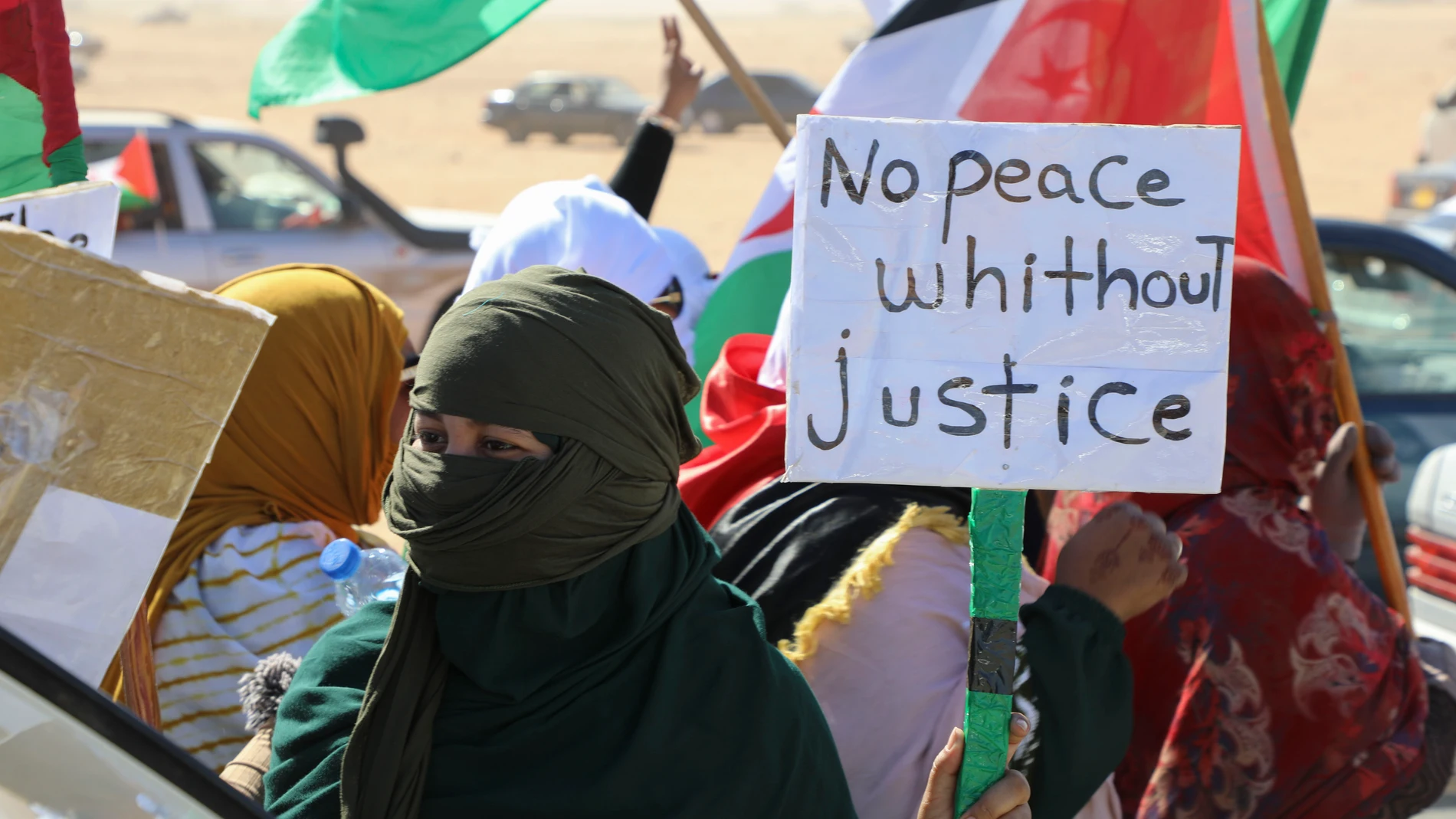 CAMPAMENTO DE REFUGIADOS SAHARAUIS DE TINDUF (ARGELIA), 30/10/2025.- Miles de saharauis acudieron este jueves a la cuarta convocatoria de protestas esta semana contra la iniciativa estadounidense para el Consejo de Seguridad de la ONU que propondría una autonomía en Marruecos para el Sáhara Occidental, ante lo que los manifestantes aseguraron que "prefieren seguir siendo refugiados a marroquíes". "Ahora más que nunca queremos la dignidad, ser refugiados en Argelia (más que ser marroquíes), qu...