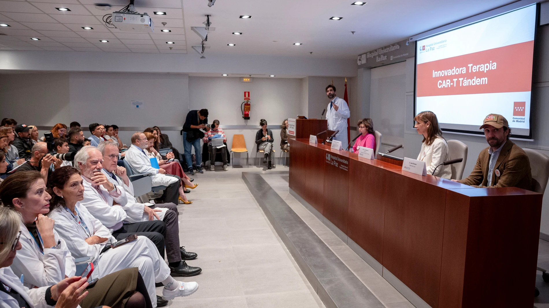 MADRID, 30/10/2025.- El pediatra Antonio Pérez, que dirige la unidad CRIS de terapias avanzadas para cáncer infantil, presenta los resultados pioneros de una terapia CAR-T tándem desarrollada íntegramente en España, un avance sin precedentes en inmunoterapia pediátrica, este jueves en el Hospital de la Paz de Madrid. EFE/ Daniel Gonzalez