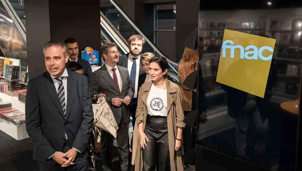 Ayuso participa en la reapertura de la FNAC de Callao