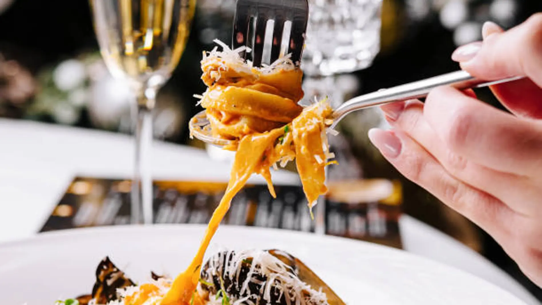 Este es el truco que utilizan los restaurantes para mantener la pasta caliente y sin que se pegue