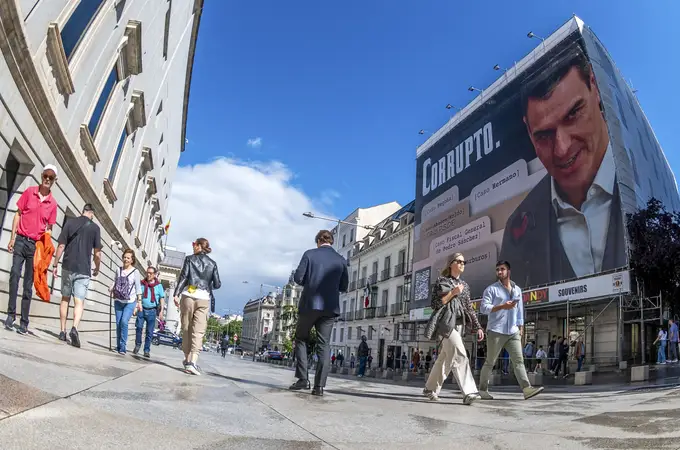 Sánchez vuelve a la carga en los juzgados contra la lona que le llama Sánchez vuelve a la carga en los juzgados contra la lona que le llama