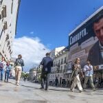 El Partido Socialista (PSOE) denunció este lunes la colocación de una gran fotografía del presidente del Gobierno, Pedro Sánchez, con la palabra "corrupto" en la fachada de un inmueble situado enfrente del Congreso. En la imagen de grandes dimensiones, pagada por la organización ultraconservadora Hazte Oír, se citan varios casos de investigaciones judiciales que afectan a familiares de Sánchez, a un exministro socialista y al fiscal general del Estado, entre otros.