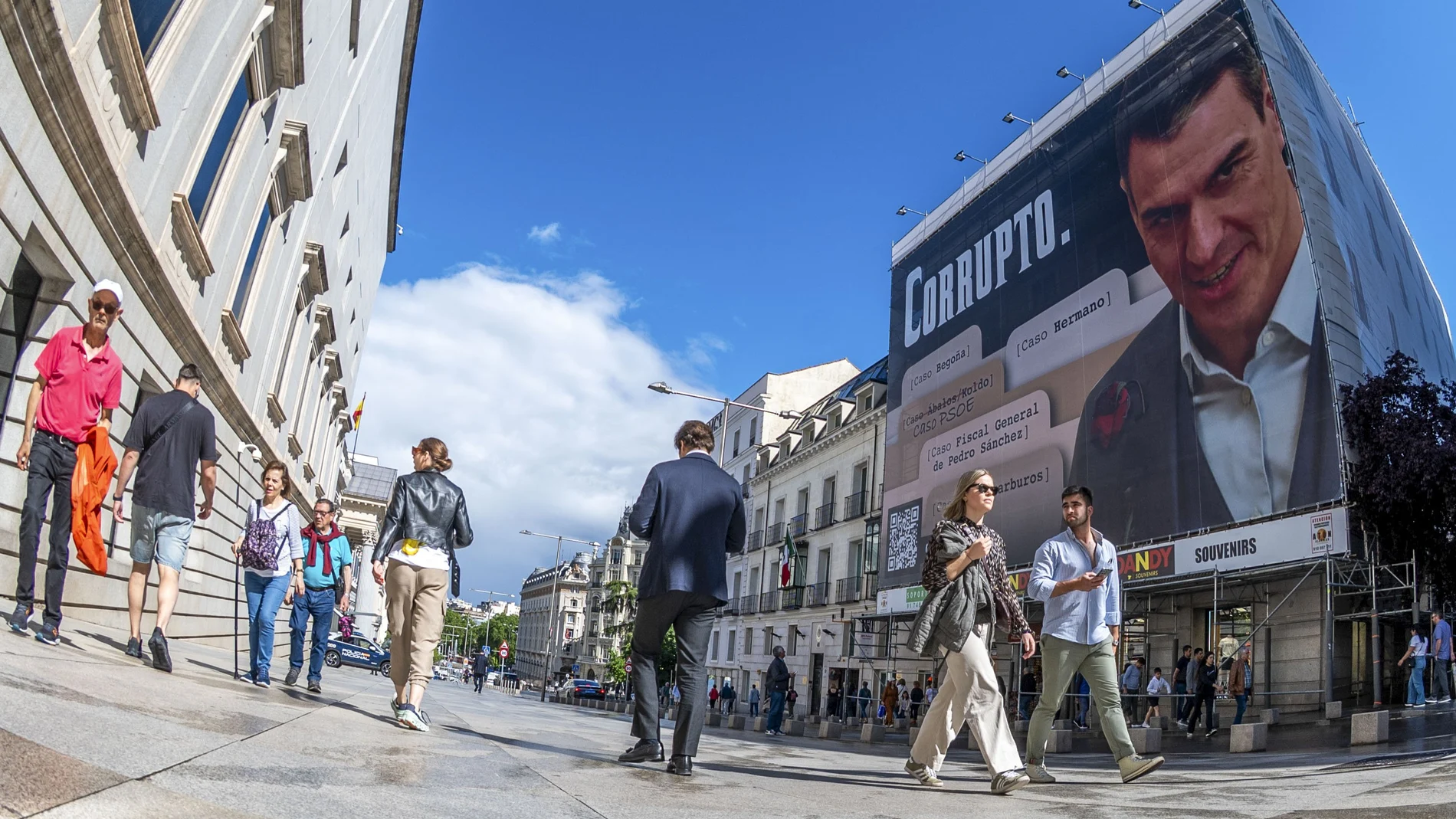 El Partido Socialista (PSOE) denunció este lunes la colocación de una gran fotografía del presidente del Gobierno, Pedro Sánchez, con la palabra "corrupto" en la fachada de un inmueble situado enfrente del Congreso. En la imagen de grandes dimensiones, pagada por la organización ultraconservadora Hazte Oír, se citan varios casos de investigaciones judiciales que afectan a familiares de Sánchez, a un exministro socialista y al fiscal general del Estado, entre otros.