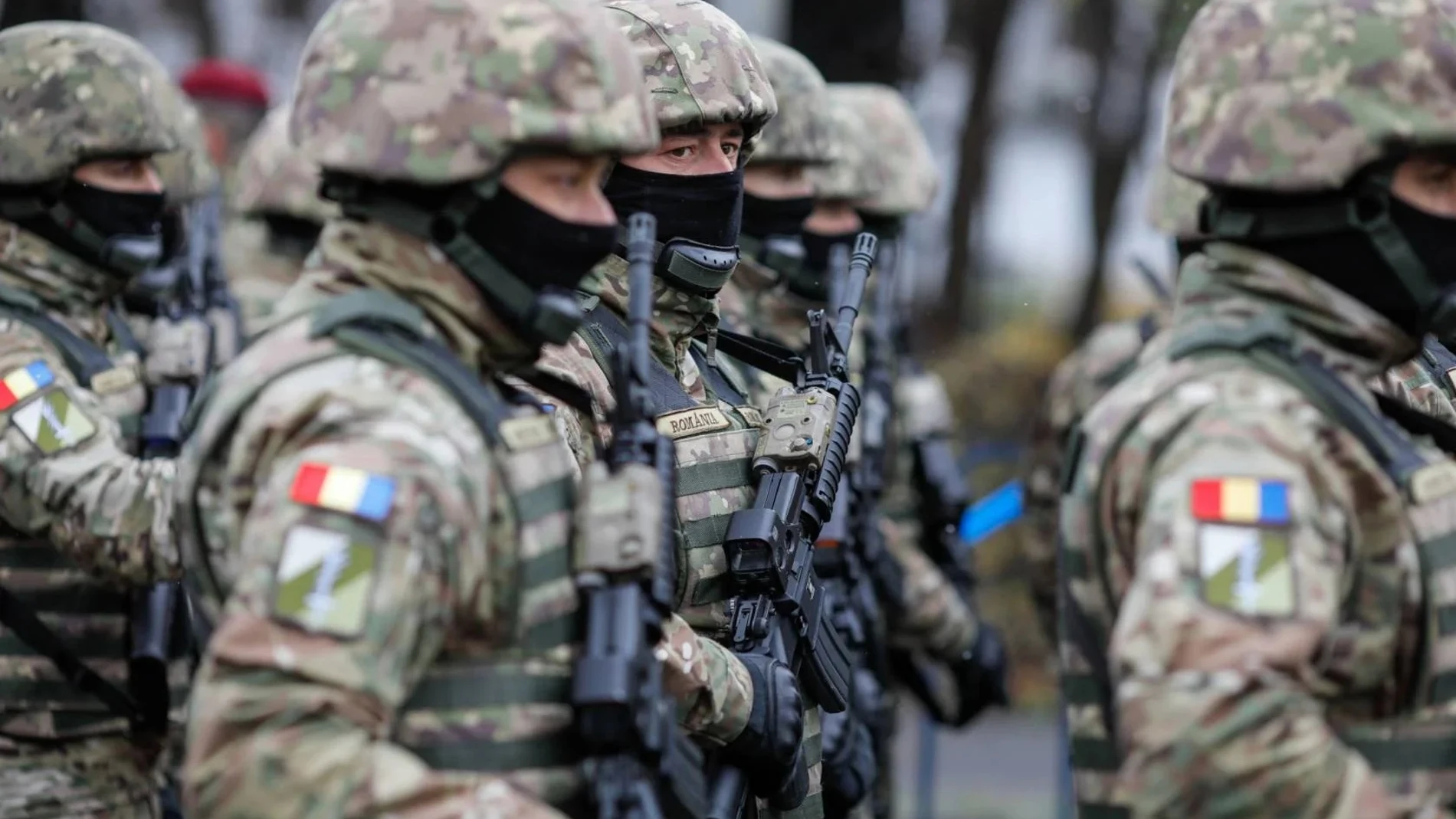 Soldados en uniforme de camuflaje desfilando