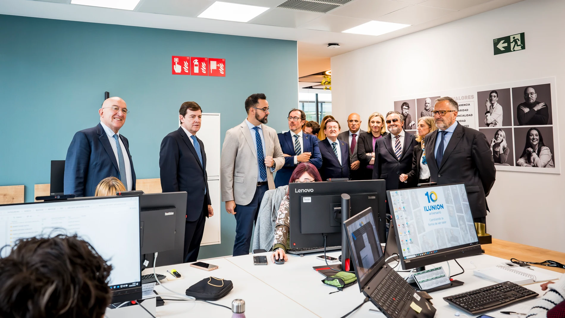 El presidente Alfonso Fernández Mañueco visita las instalaciones de la nueva sede de la ONCE Castilla y León, junto a Carlos Pollán, Isabel Blanco, Jesús Julio Carnero, Miguel Carballeda, Ángel Sánchez e Ismael Blanco, entre otras autoridades