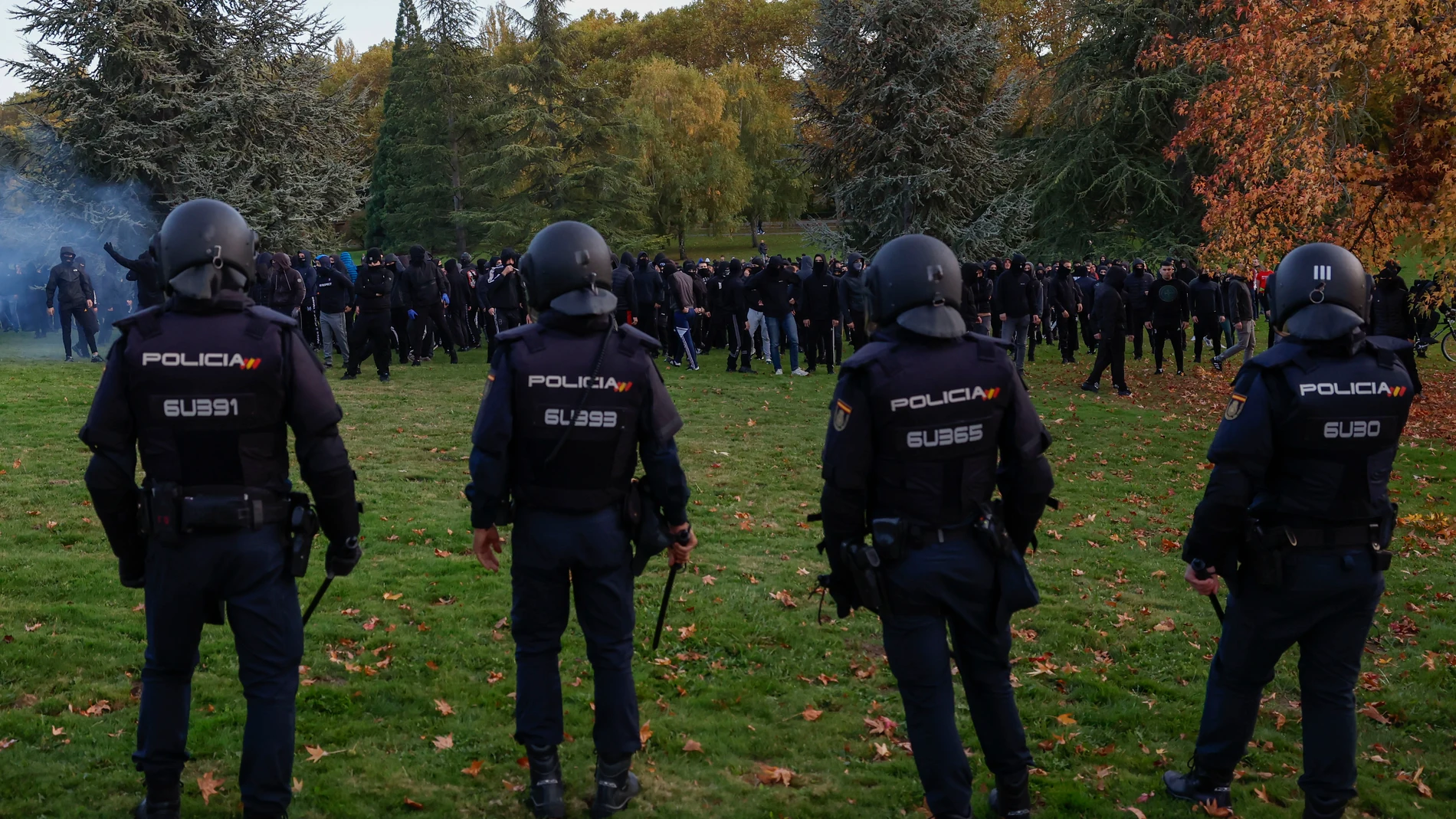PAMPLONA, 30/10/2025.- El acto convocado en el campus de la Universidad de Navarra por el activista político Vito Quiles, pese a ser finalmente suspendido, ha provocado enfrentamientos en el mismo recinto universitario y posteriormente en las calles de Pamplona, donde un grupo de personas se ha enfrentado a la Policía Nacional, que ha hecho uso de material antidisturbios. EFE/ Jesús Diges