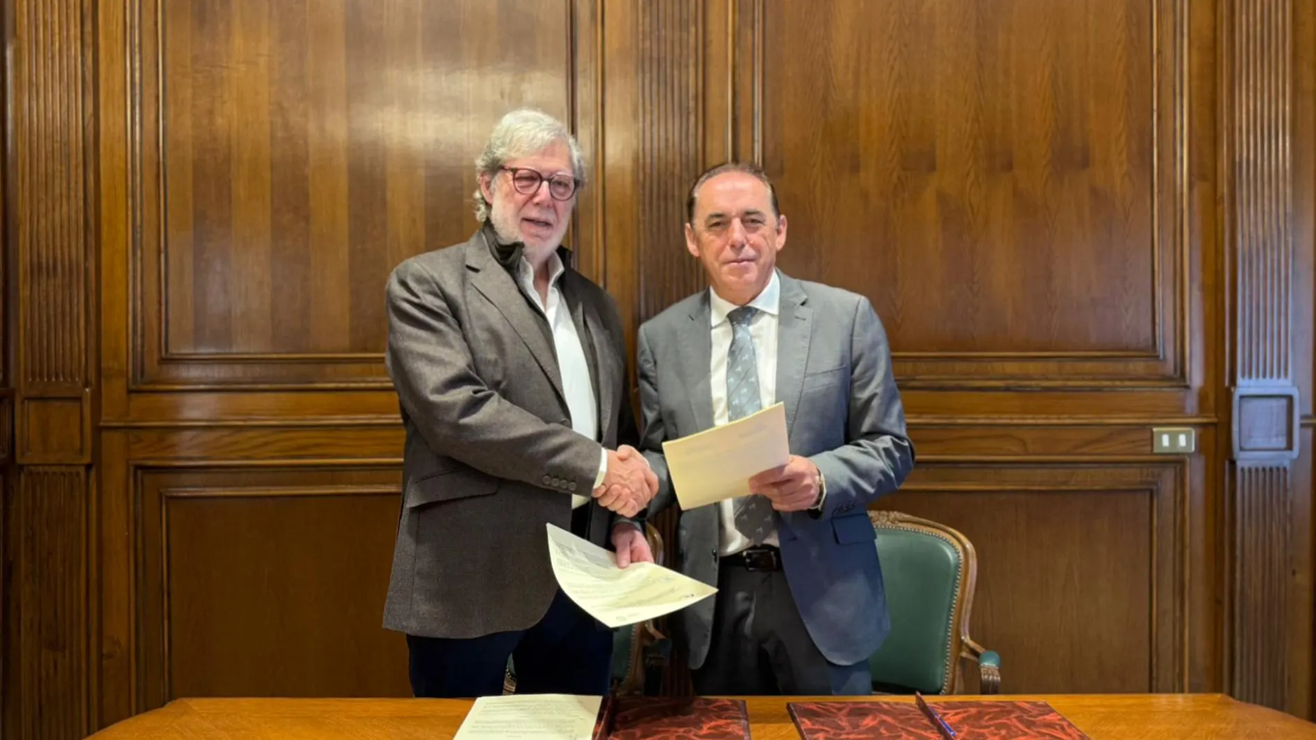 Benito Serrano durante la firma del convenio con Santiago Aparicio