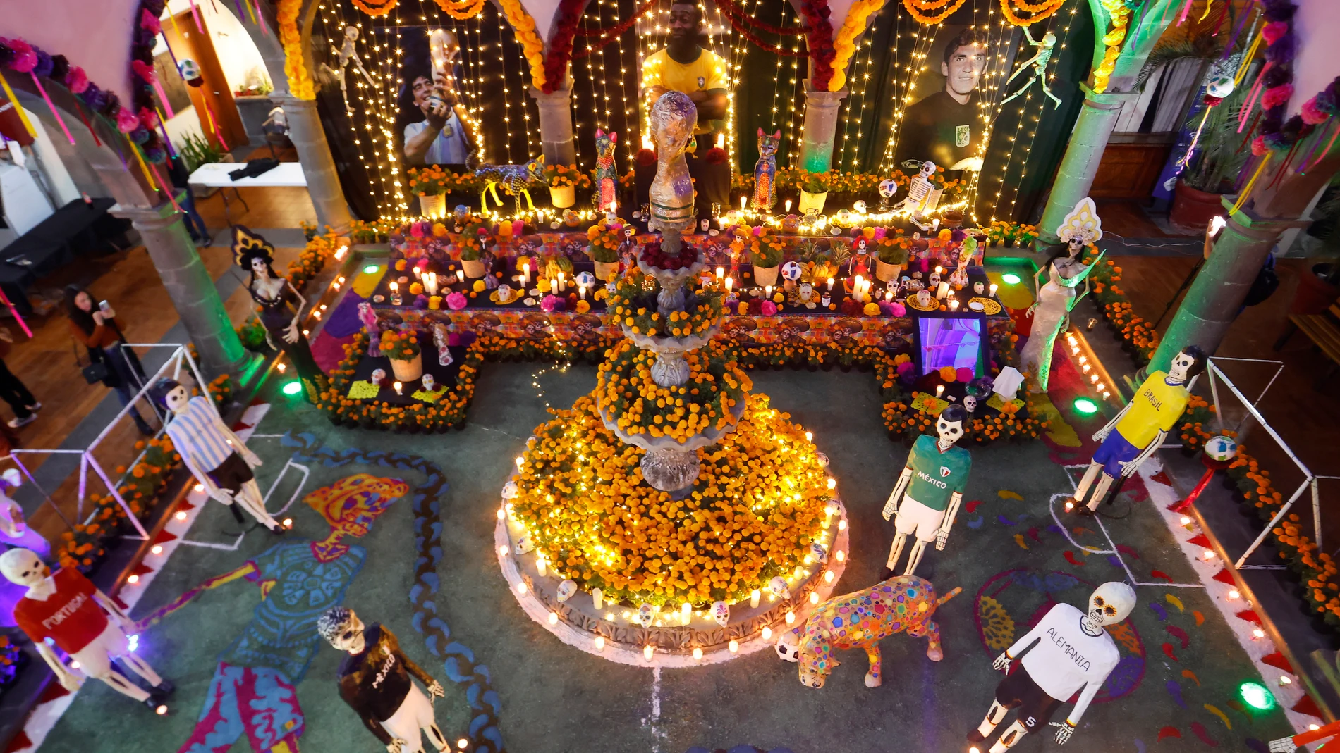MEX7057. TLAQUEPAQUE (MÉXICO), 29/10/2025.- Fotografía de un altar de día de muertos dedicado a los ex futbolistas Diego Armando Maradona, 'Pelé' y Antonio ‘Tota’ Carbajal este miércoles, en el palacio municipal de Tlaquepaque (México). El astro brasileño del fútbol Edson Arantes do Nascimento 'Pelé' (1940-2022) es la figura central de un altar de muertos en el municipio de Tlaquepaque (oeste de México) en el que también rinde homenaje al argentino Diego Maradona (1960-2020). EFE/ Francisco G...