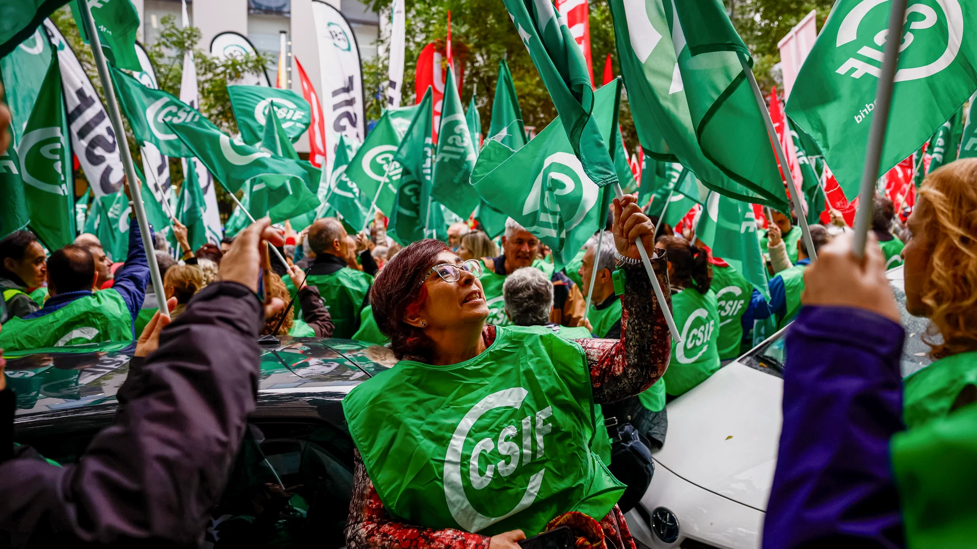 MADRID (ESPAÑA), 30/10/2025.- Vista de la manifestación convocada por los sindicatos CCOO, UGT y CSIF para protestar por el "bloqueo" de la negociación colectiva en el sector público este jueves en Madrid. EFE/ Daniel González