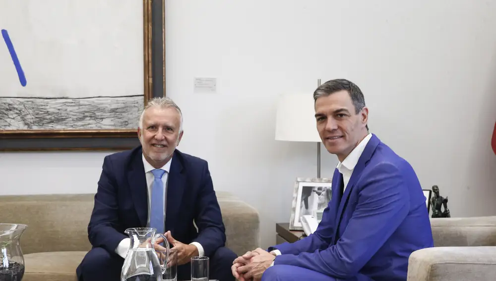 El ministro de Política Territorial y Memoria Democrática, Ángel Víctor Torres (i), y el presidente del Gobierno, Pedro Sánchez (d), durante una reunión previa al Consejo de Ministros, en el Palacio de la Moncloa.