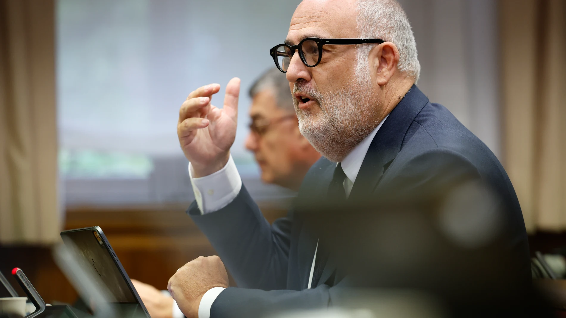 MADRID, 30/10/2025.- El senador de JxCAT Eduard Pujol Bonell se dirige al presidente del Gobierno, Pedro Sánchez, durante su comparecencia ante la comisión de investigación del caso Koldo, este jueves en el Senado. EFE/Mariscal