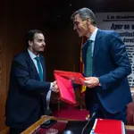 Alejo Miranda saludando a Pedro Sánchez al finalizar la comisión Koldo en el Senado 
@ Gonzalo Pérez