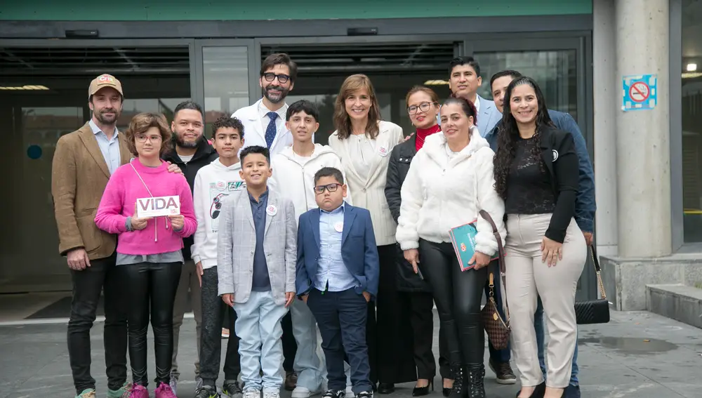 Niños y niñas con cáncer, junto a sus familias, y el doctor Antonio Pérez y Lola Manterola