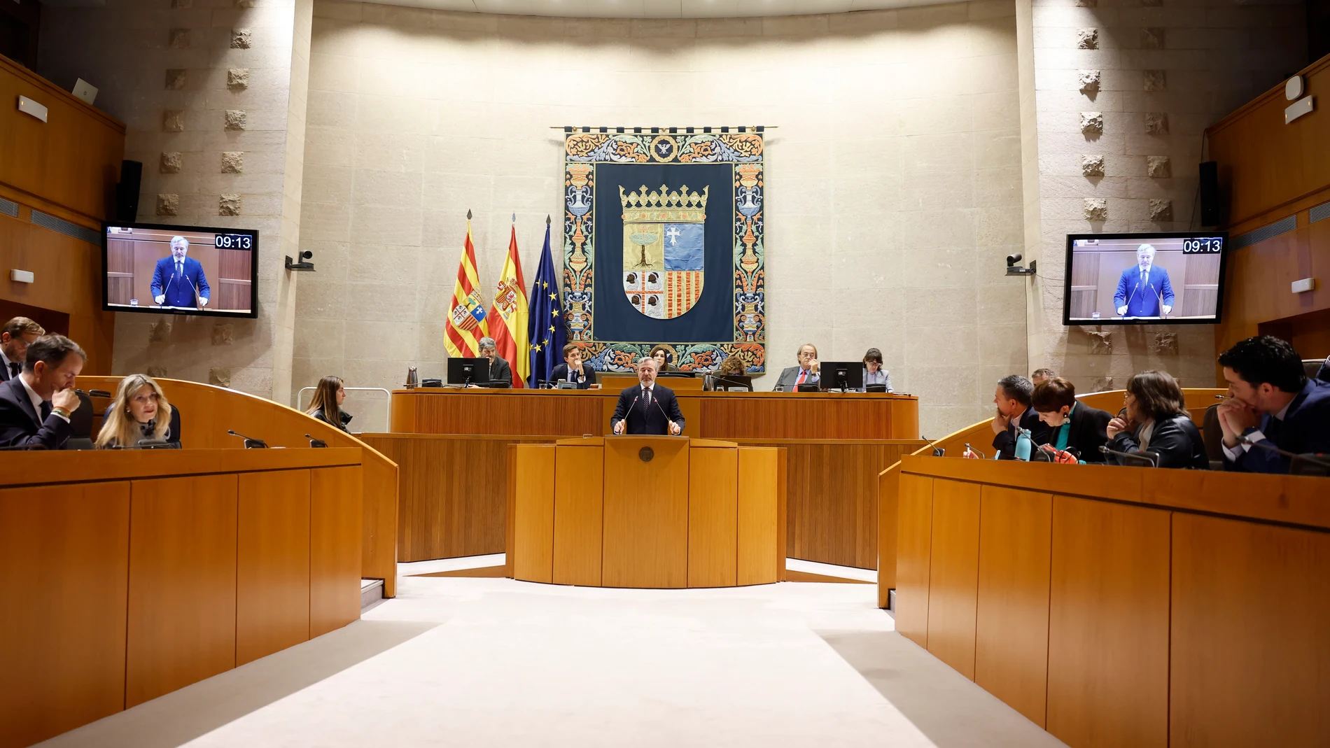 ZARAGOZA (ESPAÑA), 30/10/2025.- El presidente de Aragón, Jorge Azcón comparece en las Cortes a petición del PSOE para explicar el plan de gobierno para el resto de la XI legislatura en un momento en el que las relaciones entre PP y Vox para aprobar el presupuesto son inexistentes y con la posibilidad en el horizonte de que se puedan convocar elecciones anticipadas. EFE/ Javier Cebollada