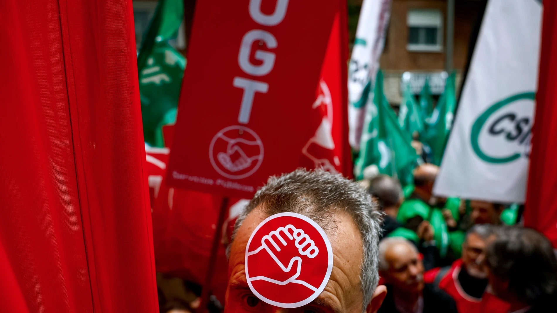 MADRID (ESPAÑA), 30/10/2025.- Vista de la manifestación convocada por los sindicatos CCOO, UGT y CSIF para protestar por el "bloqueo" de la negociación colectiva en el sector público este jueves en Madrid. EFE/ Daniel González