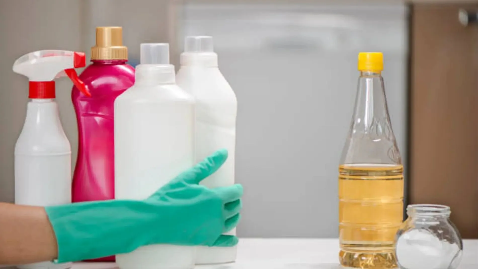 El vinagre puede ser utilizado en diversos trucos caseros y técnicas de limpieza. Hoy te cuento cómo puedes usarlo en el coche