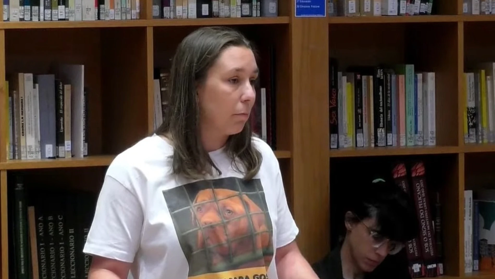 Una voluntaria del Refuxio de Bando (Santiago), Miriam Prieto, interviene en el pleno municipal, a 30 de octubre de 2025. CAPTURA / EUROPA PRESS 30/10/2025