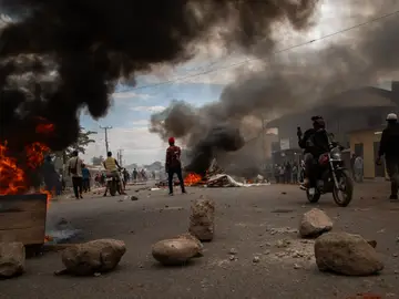 Tanzania Election People protest in the streets of Arusha, Tanzania, on election day Wednesday, Oct. 29, 2025. (AP Photo/str)