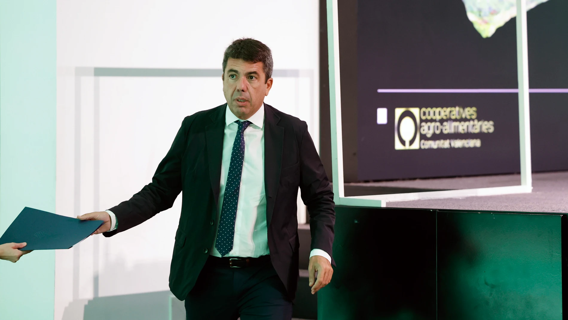 VALENCIA (ESPAÑA), 30/10/2025.- El president de la Generalitat, Carlos Mazón, este jueves tras asistir al Congreso de Cooperatives Agro-alimentàries de la Comunitat Valenciana celebrada en el Auditorio Santiago Grisolía. EFE/ Ana Escobar