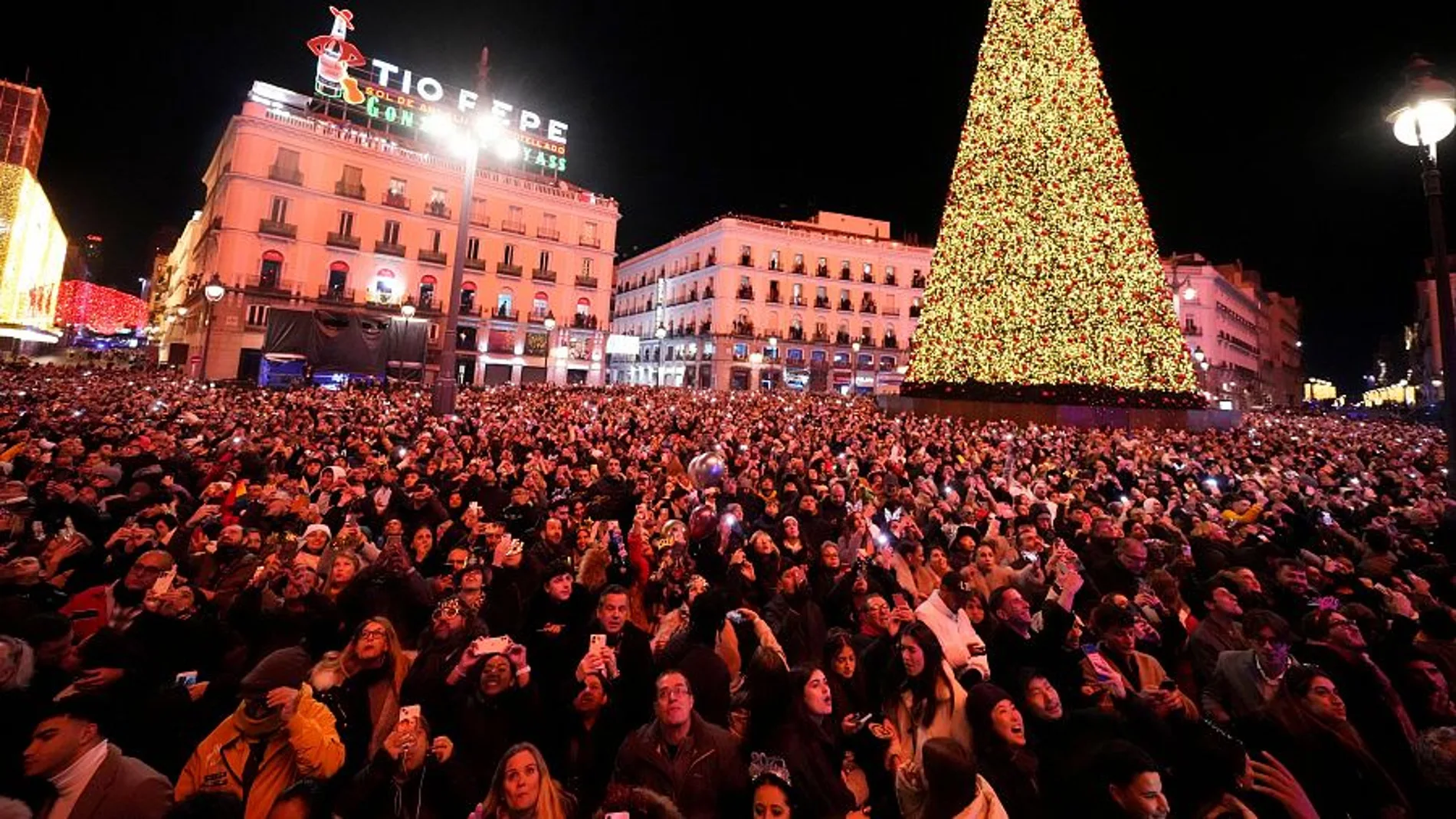 Miles de personas en las Campanadas de la Puerta del Sol