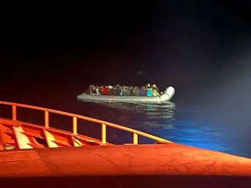 Llegada a Lanzarote de un cayuco Llegan a Lanzarote dos cayucos con 112 inmigrantes a bordo