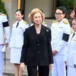 La Reina Sofía firma en el libro de condolencias por el fallecimiento de la Reina Sirikit de Tailandia