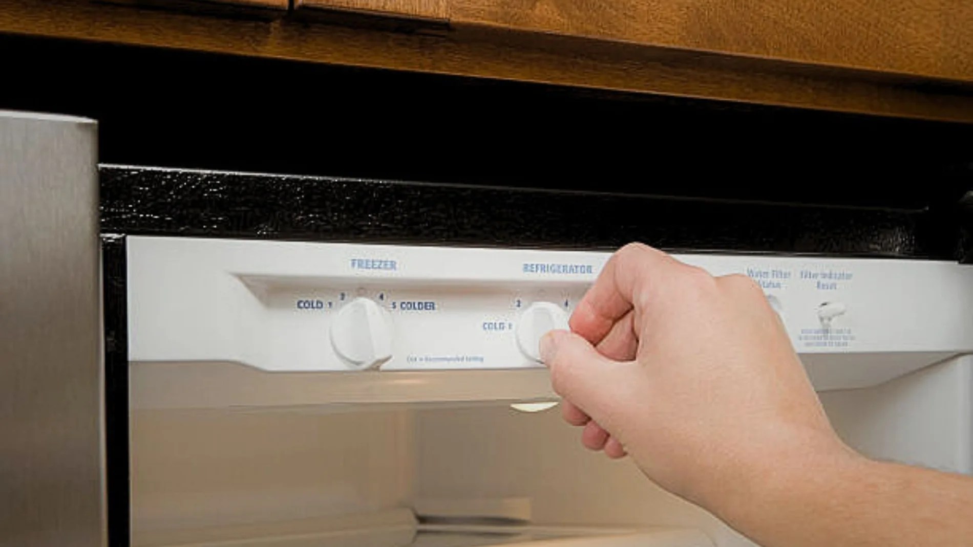 Así debes ajustar la rueda interior de la nevera para pagar menos en la factura de la luz