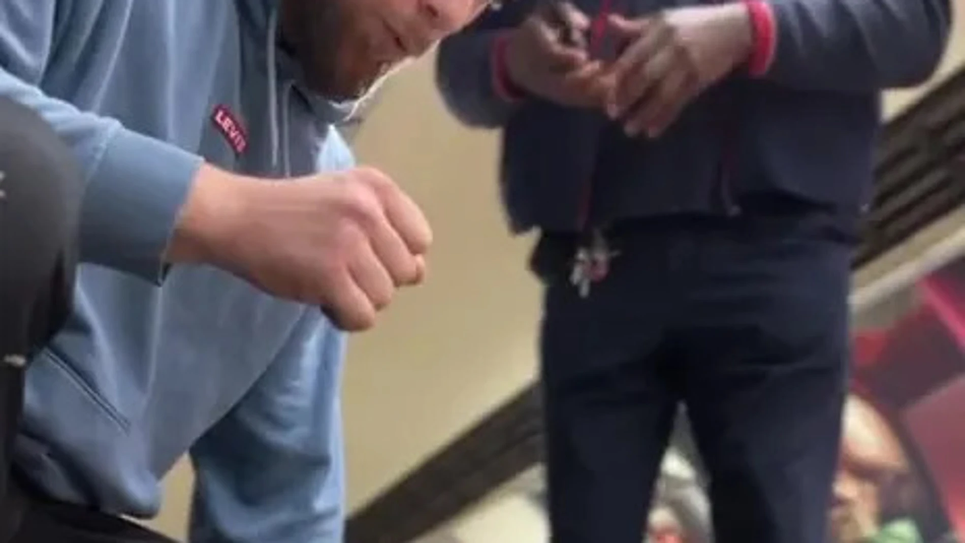 Un campeón de jiu-jitsu reduce a un carterista en el metro de Londres